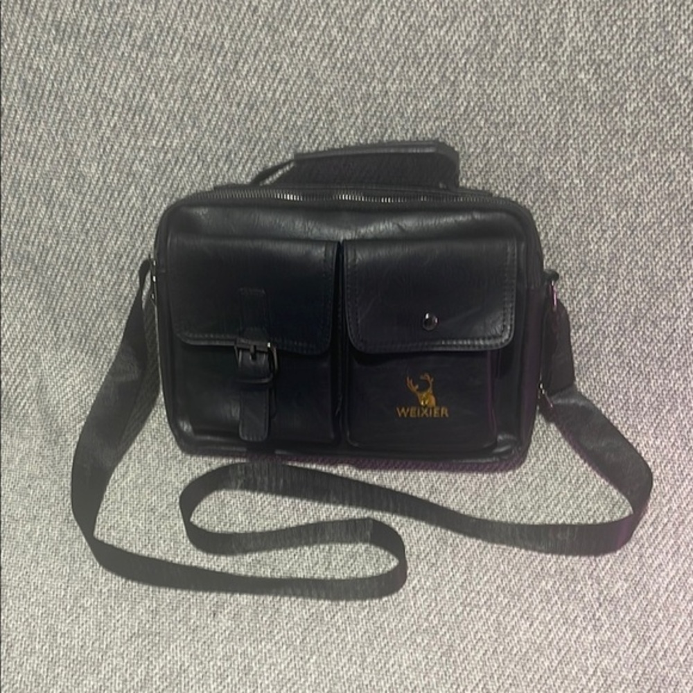 Sleek Black Messenger Bag with Adjustable Strap and Structured Design